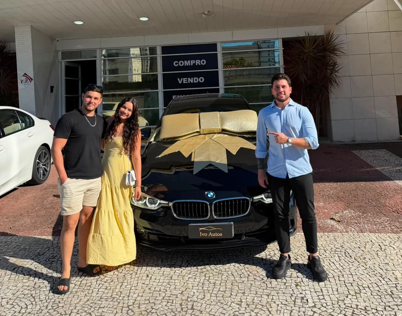 Cliente recebendo o carro na Ivo Autos